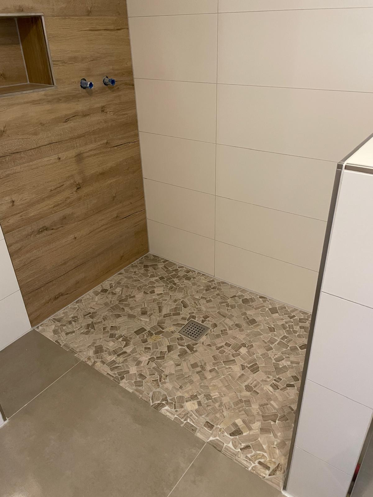 Abdichtungs- und Fliesenarbeiten im Badezimmer