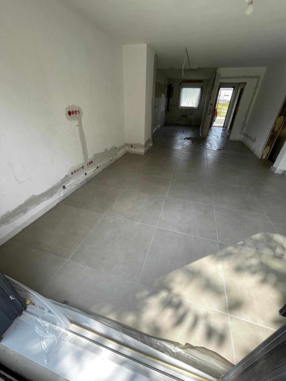 Professionelle Bodenfliesenverlegung – Präzision, Ebenheit & hochwertige Optik