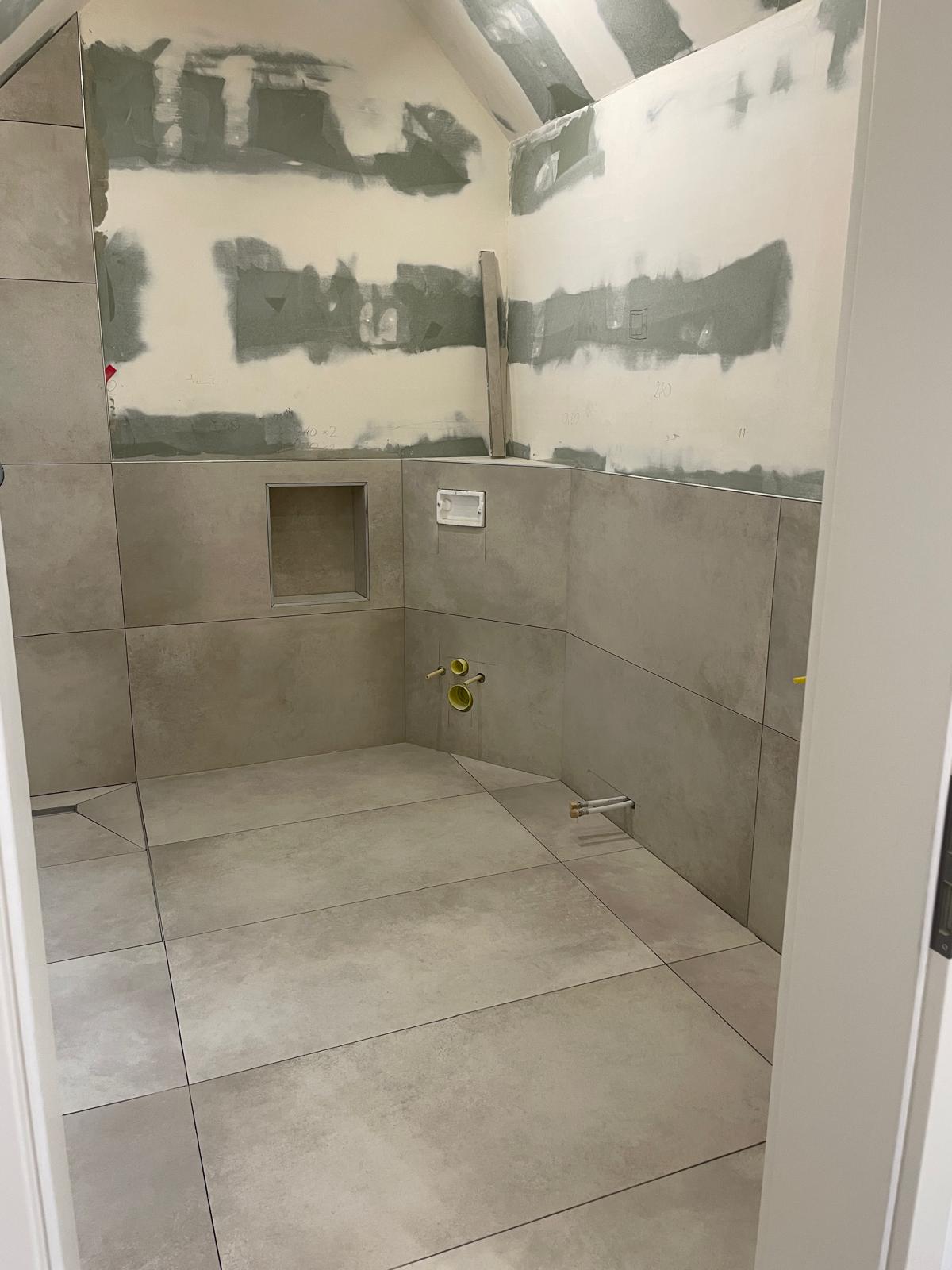 Professionelle Abdichtung, Entkopplung und Verlegung großformatiger Fliesen im Badezimmer