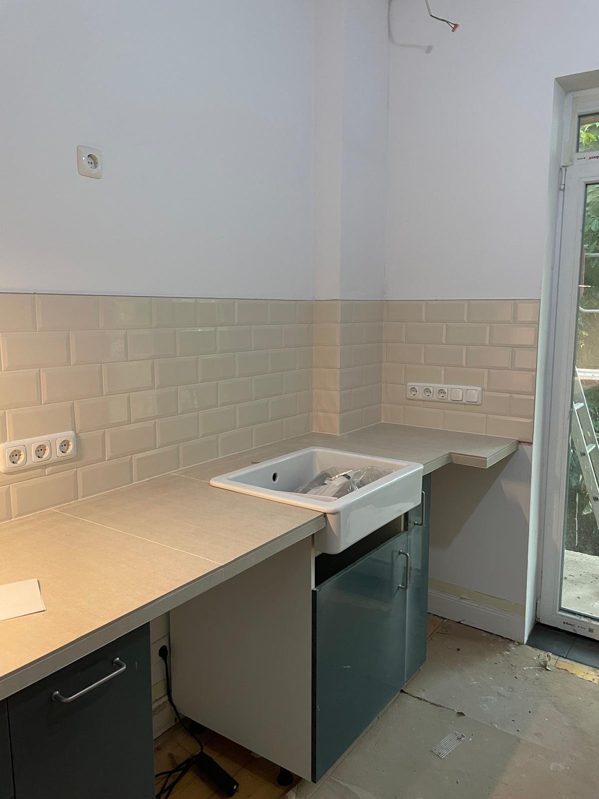 Fliesenarbeiten: Arbeitsplatte & Fliesenspiegel