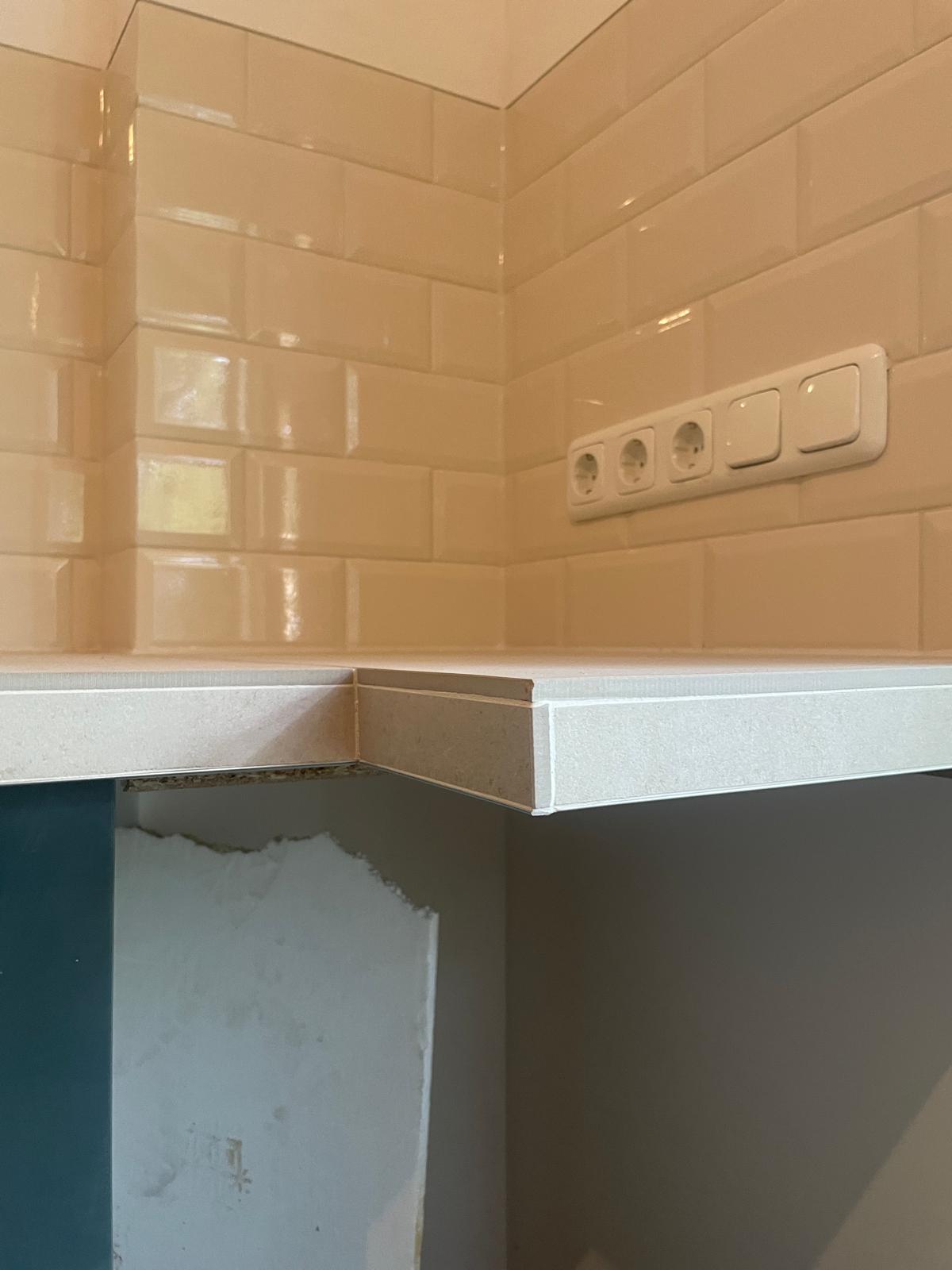 Fliesenarbeiten: Arbeitsplatte & Fliesenspiegel